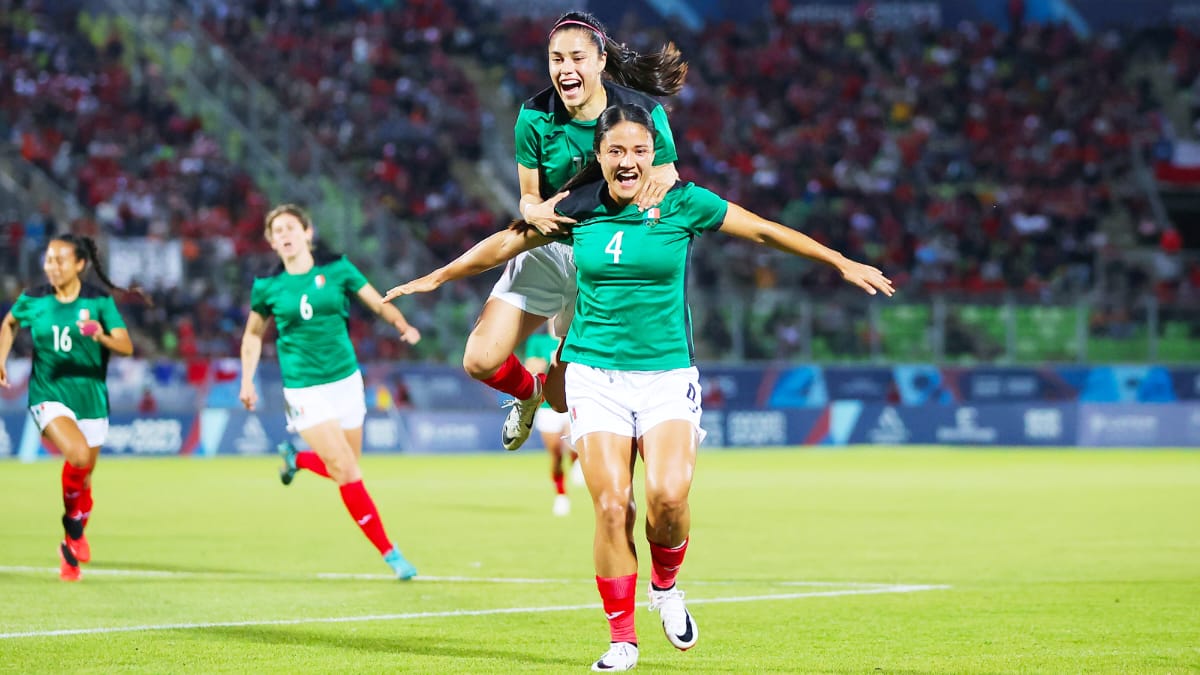 La Selección Mexicana de fútbol femenino celebra la victoria sobre Chile en los Juegos Panamericanos.